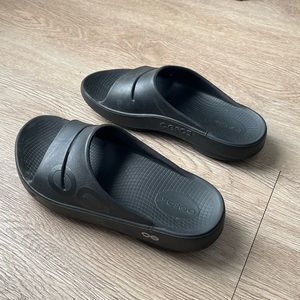 Oofos - USED WOMEN'S OOAHH SLIDE SANDAL - BLACK - women’s size 7, men’s size 5